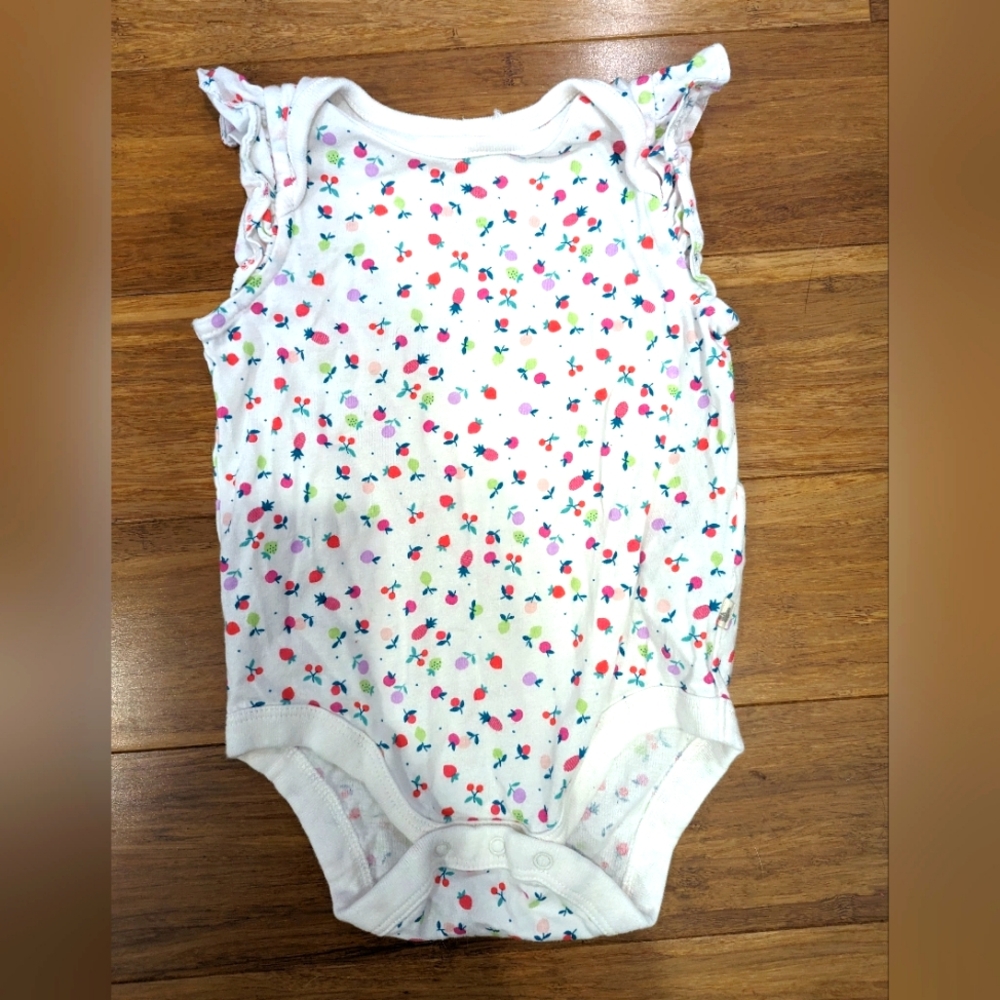 2/$20. White berry GAP onesie. 🍓 🍒🍍 🍎